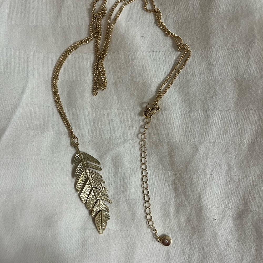 Stella & Dot Gold Leaf Pendant Necklace